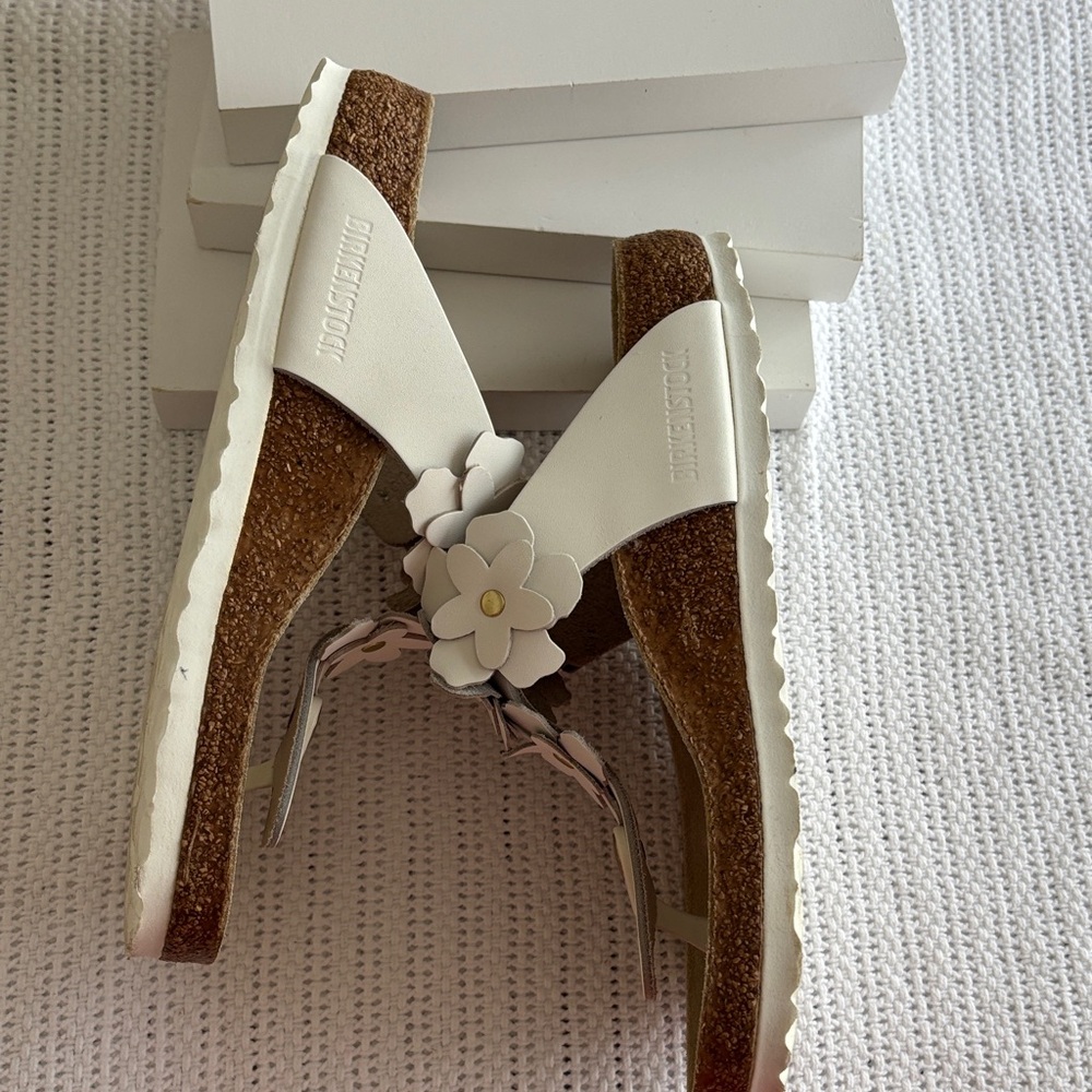 Birkenstock Gizeh White Floral Sandals - Picture 6 of 7